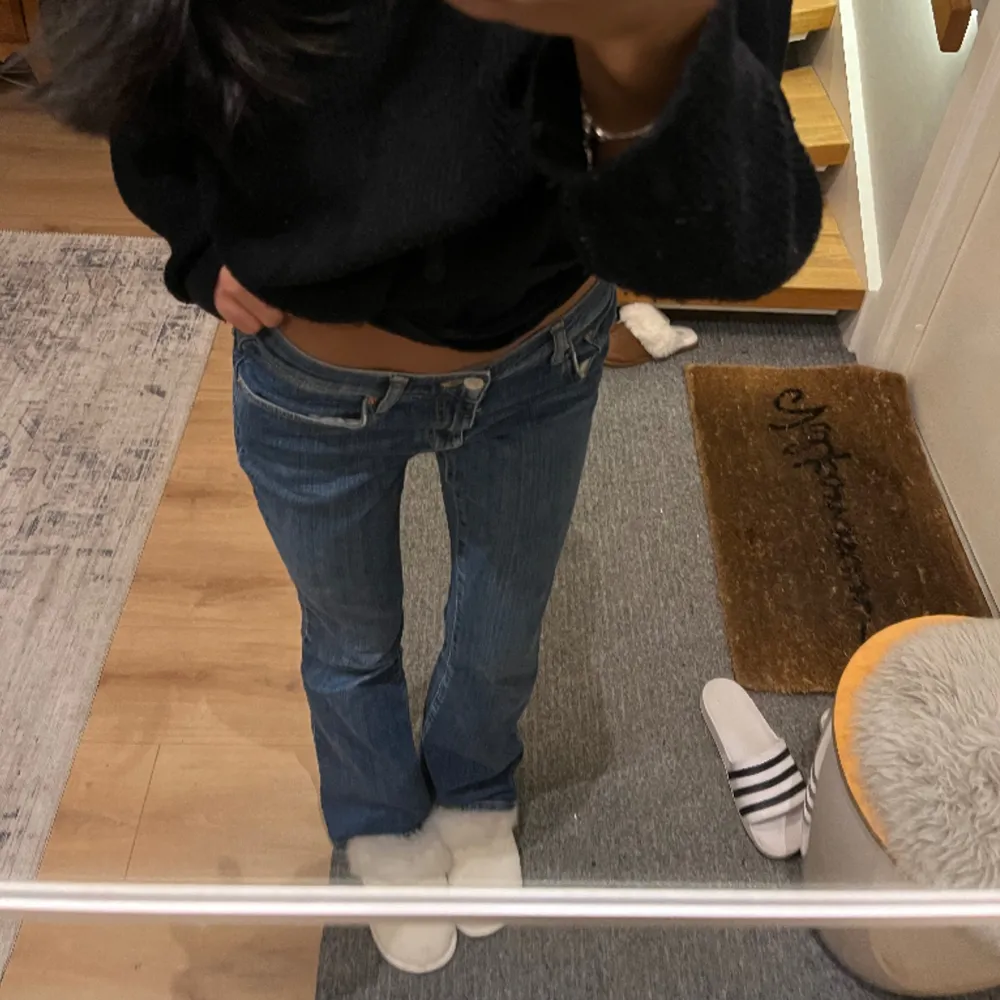 Ett par super fina Lågmidjade jeans ifrån Gina Tricot. Är lite slita längst ner på jeansen pågrund av att jag har använt dom en par gånger. Annars så har jeansen inga defekter. 💕. Jeans & Byxor.