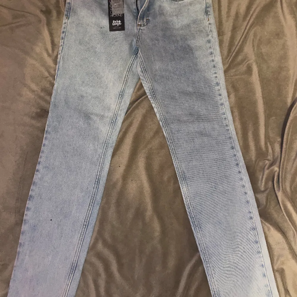 Helt oanvända jeans från twist&tango. De är ljusblåa skinny jeans. Säljer för 700 kr, men originalpriset är 1199kr.. Jeans & Byxor.