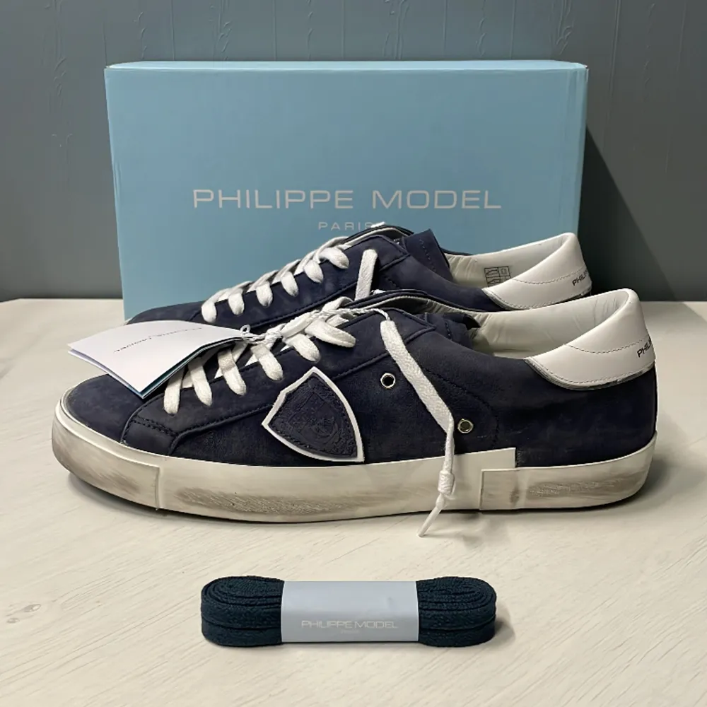 Philippe model skor i storlek 43! Helt nya med allt OG✅✅ Nypris 3900kr, säljs för endast 3199kr❗️Sjukt bra pris för helt nya🤝🏼. Skor.