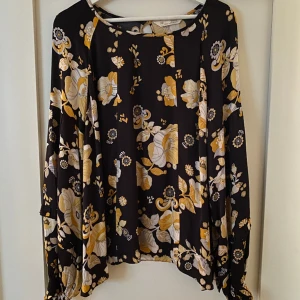 Blus, Odd Molly - Odd Molly-blus av 100% viscose. Stl 4. Lätt och skön. Knappt använd. Handtvätt.