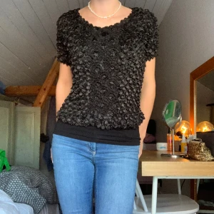 T-shirt med detaljer - Säljer denna t-shirt med ”bubblor” som detaljer som är i fint skick. Säljer pga för stor. Står ingen storlek men skulle säga att den passar S-M och den är uttöjbar så kanske L.💗