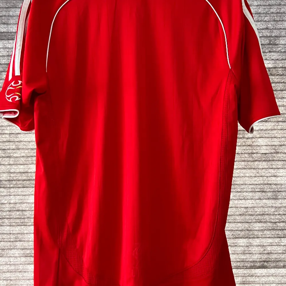 Liverpool tröja från 2006-2008  Storlek: S  Äkta  Skriv till mig vid funderingar eller mer bilder  Bra skick, nånting på sponsorn    Köparen står för frakten. T-shirts.