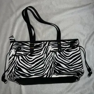 Zebra väska från Thailand. Aldrig använd. 