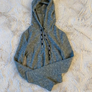 Stronger träningströja - Grön träningströja från stronger. Knappt använd och inga defekter. Pris går att diskutera ☺️