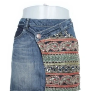 Desigual kjol med coola detaljer - Mycket fint skick, säljer för att den är lite för stor 😊
