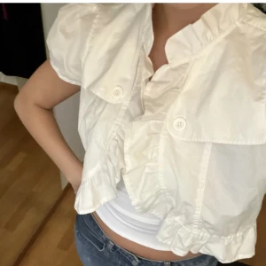 Vit bolero - Säljer denna supergulliga bolero som jag köpt här på Plick 💕säljer då den inte passade mig! (lånade bilder)