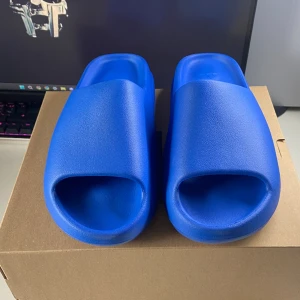 Yeezy Slide Azure - Säljer mina helt nya Yeezy Slide Azure Storlek 42 Fick de på CONFIRMED app app.(Box ingår inte) Pris kan diskuteras  Köpare betalar frakt eller mötas upp i sundsvall området 