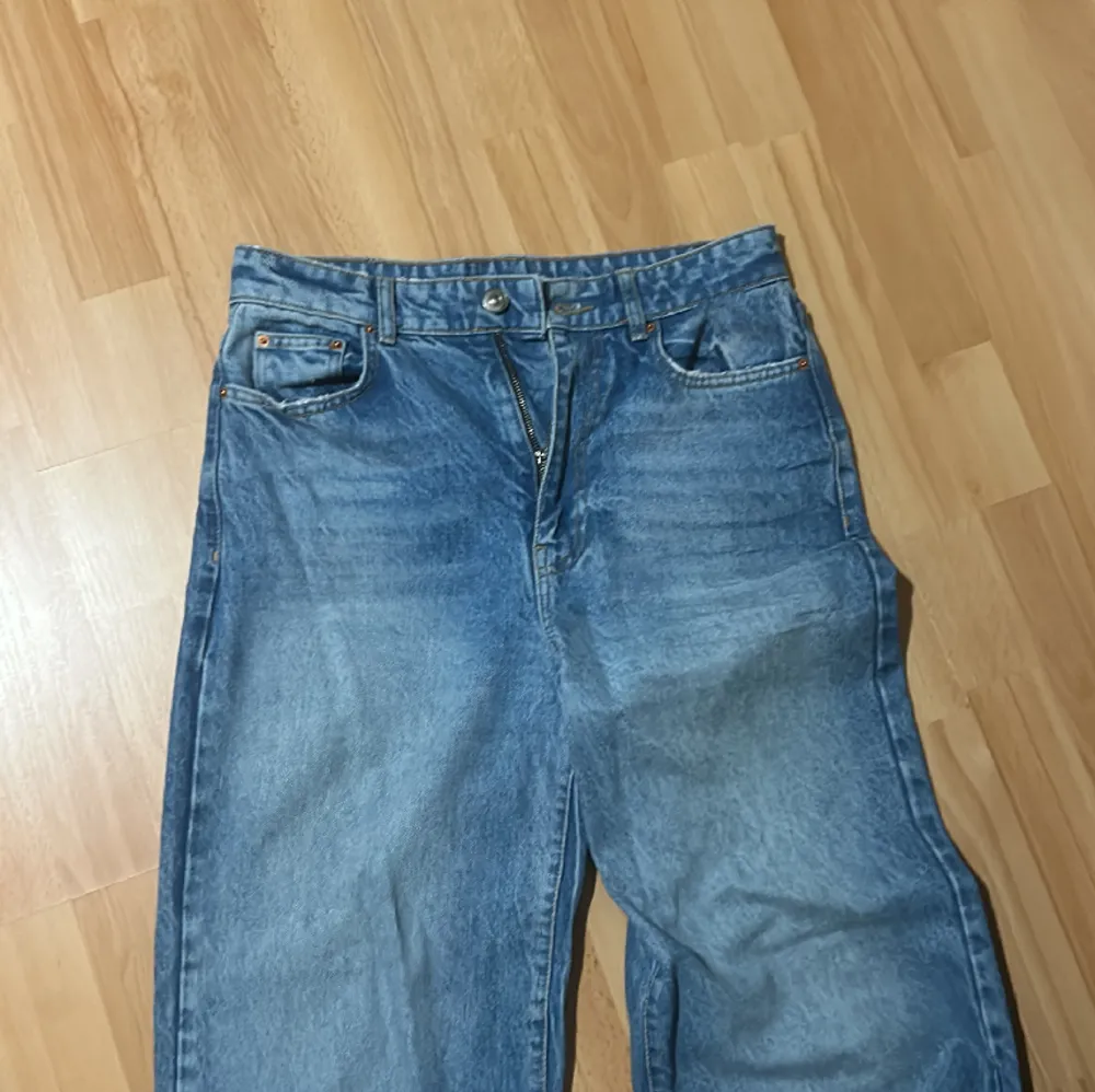 Ett par snygga jeans, i Nyskick, storlek 38, kan passa 40 också. Säljer då de inte kommer till användning längre :). Jeans & Byxor.