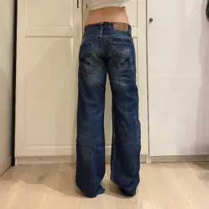 baggy jeans i killmodell men passar även tjejer. midja ca 40 cm rakt över håller in på bilderna ja e 170 för referens 