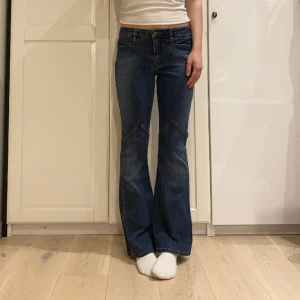 lågmidjade bootcut jeans💕 - midja 80 cm o innerben 79 cm💕