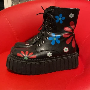 Lamoda blommiga kängor  - Så fina kängor från lamoda i konstläder, med dragkedja på insidan för Easy access. Ganska så använda, men inte trasiga. Lite slit bara. I vanlig 37a enligt mig! 