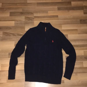 Ralph Lauren quarterzip - Hej nu säljer jag min jätte fina Ralph Lauren quarterzip cable knit, har knappt använda och finns vid ett rimligt pris. Ej kvitto