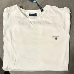 Gant T-shirt vit - Äkta gant T-shirt, färgen är 101 white. Helt oanvänd, prislappen sitter kvar. Storlek M men passar även L. Nypris 500, priset kan diskuteras. 