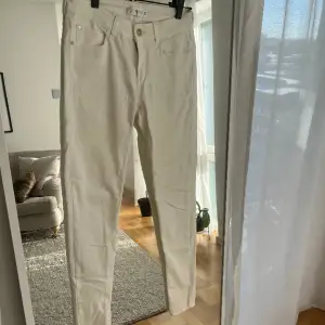 Säljer dessa mango jeans, de är lågmidjade och skinny. Går att sy om!! 