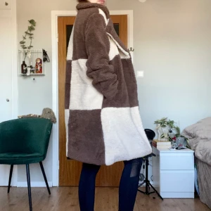 Teddykappa rutig - Sjukt snygg och knappt använd teddykappa köpt från Asos i storlek 36. Perfekt för våren!