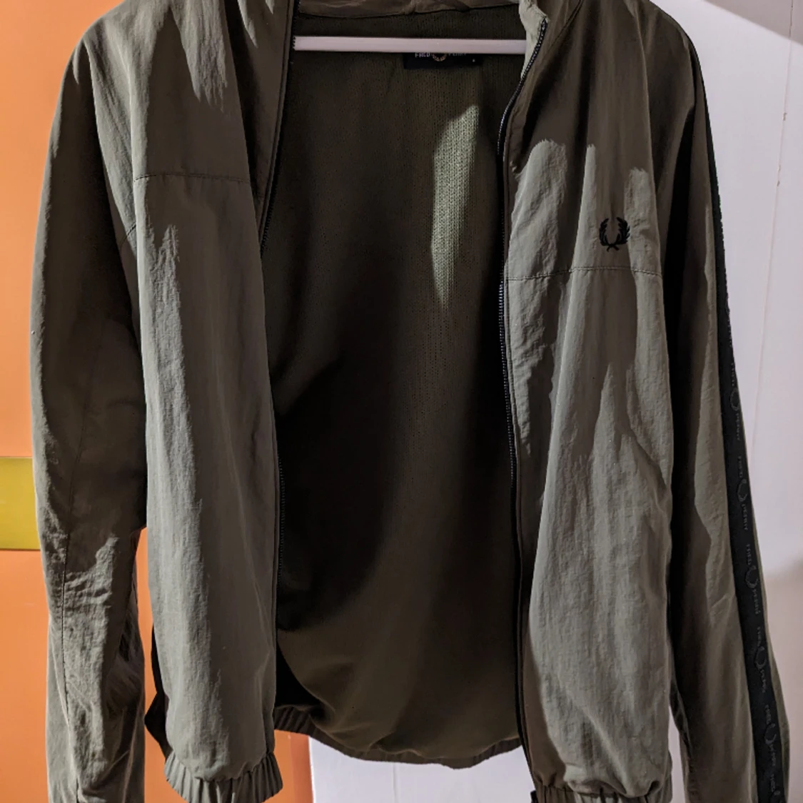 Helt oanvänd Fred Perry jacka - 90