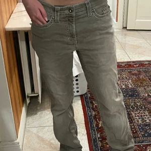 Grå lågmidjade jeans - Säljer dessa snygga lågmidjade grå jeans. Använda sparsamt. Säljer pga dem inte passa längre. Storlek S men passar också M. Priset kan diskuteras vid snabb affär. 