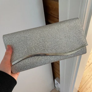 Silvrig Clutch - Använd till balen för två år sen. Inga täcken på användning 