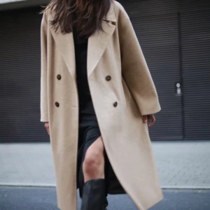 Beige oversize kappa  - Måttligt använd beige kappa från zara! Säljs fortfarande i butik, därav bilderna på hemsidan men kan ordna bild på förfrågan.  Från hemsidan: krage med slag. Framfickor med kantband, dubbelknäppning 