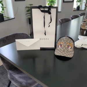Gucci keps  - Hej, säljer min Gucci tiger keps i storlek S den är i super fint skick och allt og tillkommer