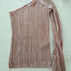 Fest topp - Säljer denna super fina champagne/rosa färgade fest topp, oanvänd.