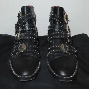 Jag säljer mina underbara Givenchy boots eftersom dem inre kommer till användning. Jag har använt de ett fåtal gånger, dem är i extremt bra skick. De passar dock inte mig längre och därför har jag valt att sälja dem 😊