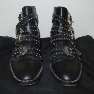 GIVENCHY BOOTS - Jag säljer mina underbara Givenchy boots eftersom dem inre kommer till användning. Jag har använt de ett fåtal gånger, dem är i extremt bra skick. De passar dock inte mig längre och därför har jag valt att sälja dem 😊