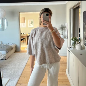 Kortärmad stickad - Helt ny, prislapp kvar! Från lager 157