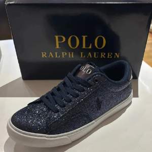 Inteessekoll på mina Ralph lauren sneakers, andvända typ 2 gånger som nya🙌🏼 Storlek 37 men passar även 38💞 Helt slutsålda säljer endast vid bra bud💞🙌🏼