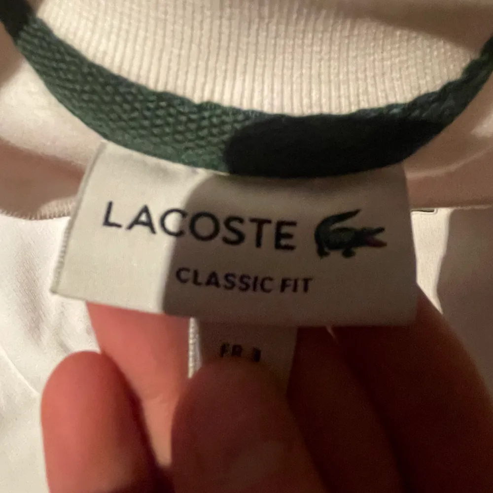 Skön lacoste tröja använd ksk 2-3 gånger och är i perfekt skick.. Hoodies.