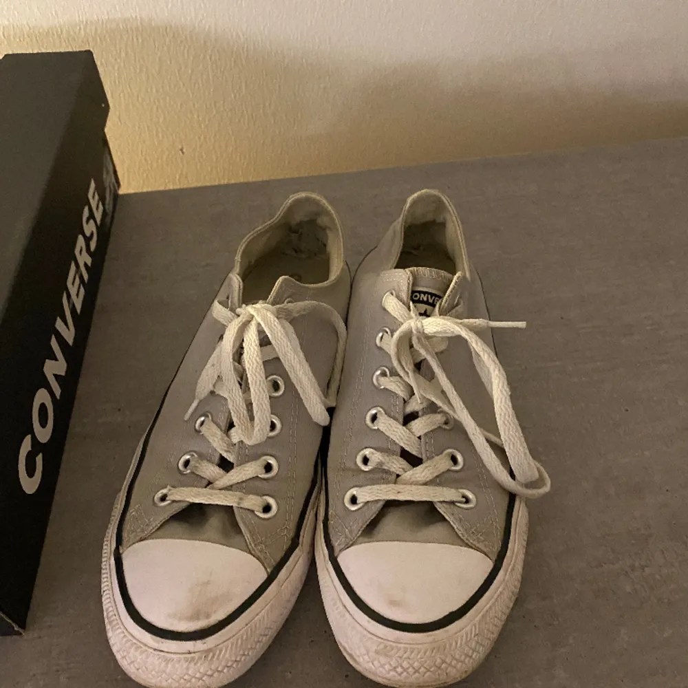 Säljer mina grå låga Converse då jag inte använder dom längre   (Du kan föreslå ett annat pris). Skor.