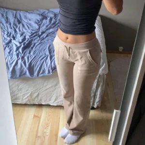Juicy byxor - Säljer mina beiga juicy byxor. Inga defekter och dem är i väldigt bra skick 💕