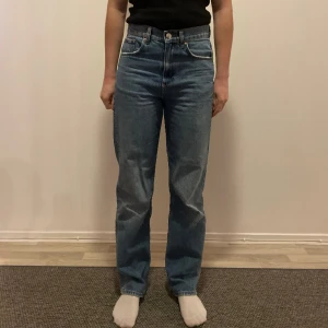 Jeans Gina Tricot - Blå tvätt. Straight fit. Fint skick. Storlek 36. 200kr