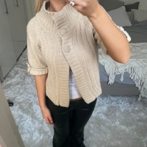 Kofta - Säljer denna beiga kofta. Har du någon fråga är det bara att höra av dig🫶🏻