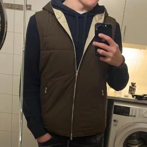 Gran sasso väst - Riktigt snygg väst från gran sasso som är i mycket bra sick 9,5. Ny priset ligger på 3995 kr. Har ni frågor hör av er!