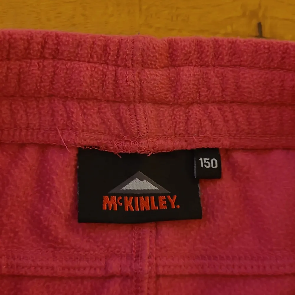 Supersköna mjukisbyxor från Mc Kinley i storlek 150. Kan fraktas men köparen står för frakten 💕. Jeans & Byxor.