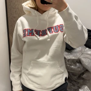 Supreme hoodie  - Tvär cool vintage Supreme hoodie köpt på SecondPlace Malmö, men kommer tyvärr inte till användning. Skicka för fler bilder eller frågor ☺️ Tryck EJ köp nu utan att ha skrivit innan. 