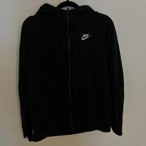 Säljer denna zip hoodien ifrån Nike, då jag har så många andra då denhär kommer inte till användning, knappt använd, nyskick!