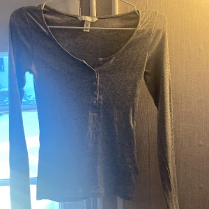 Jätte fin tröja med knappar, använt den en gång men den var inte min stil, ni kan förslå pris också - Långärmad grå tröja med knappar, Stolek Xs passar mig som är 162cm