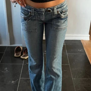 Mycket lågmidjade bootcut jeans  - Det är i ett väldigt bra skick i storleken 28/32. Riktiga lågmidjade bootcut jeans. 
