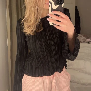 Finare topp!  - Prefekt topp till festligare tillfällen eller vardag! Den är öppen i ryggen (se på bild 2)🫶🏼