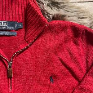 Ralph Lauren Tröja - Fin och elegant stickad tröja från Ralph lauren. Tjock och varm, perfekt till dig nu till vintern! Storlek M men sitter mer som en S. Hör av dig vid intresse!