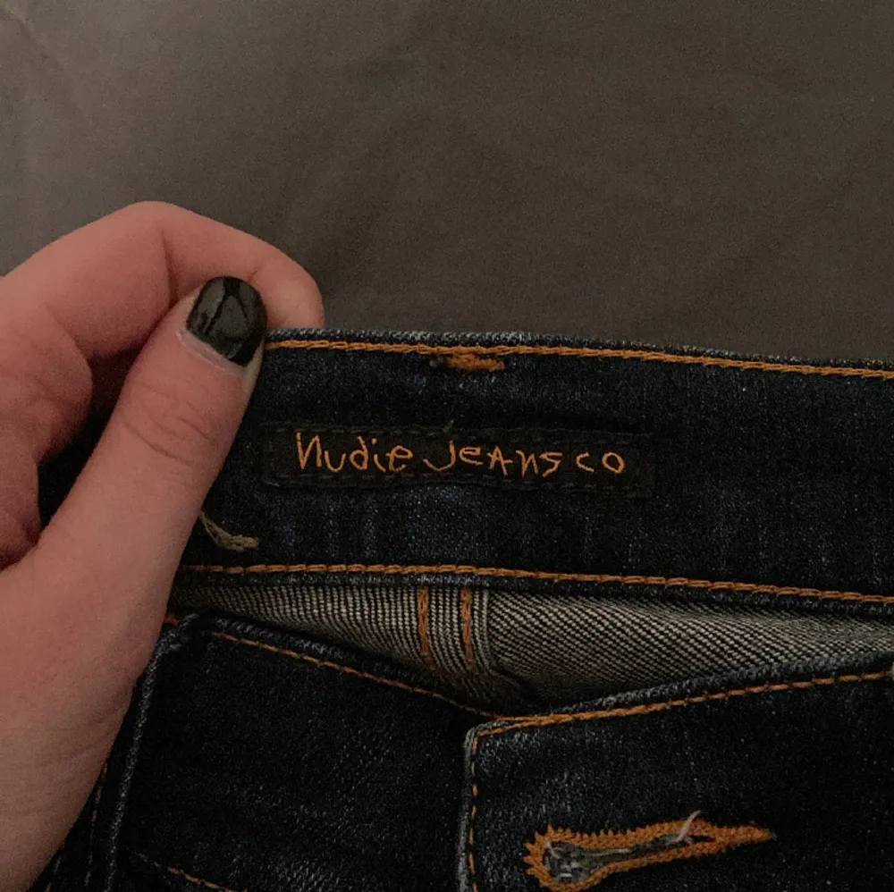 Blå jeans från nudie som är ish low waist. Säljer då de inte är min stil. Vet inte vad nypriset är då de är ärvda. Skulle gissa att dom är storlek S men taggen säger W27 L30. Jeans & Byxor.