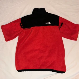 Vintage North face fleecejacka - En knapp sönder på vänster arm, annars fint skick. Lite stor för mig som brukar h M, passar alltså L