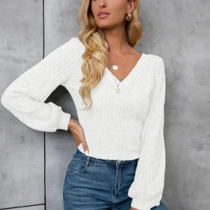 Fin vit långärmad tröja - Vit långärmad tröja med ribbat mönster. Den är välanvänd med fortfarande i bra skick.