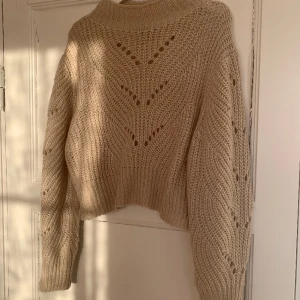Stickad tröja - Vit/ljusbeige stickad tröja från Lindex i storlek M.