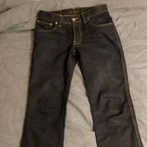 Nudie jeans  -  Använda ett par gånger, väldigt bra skick. Skriv gärna om ni har några frågor eller liknande! W31 L32