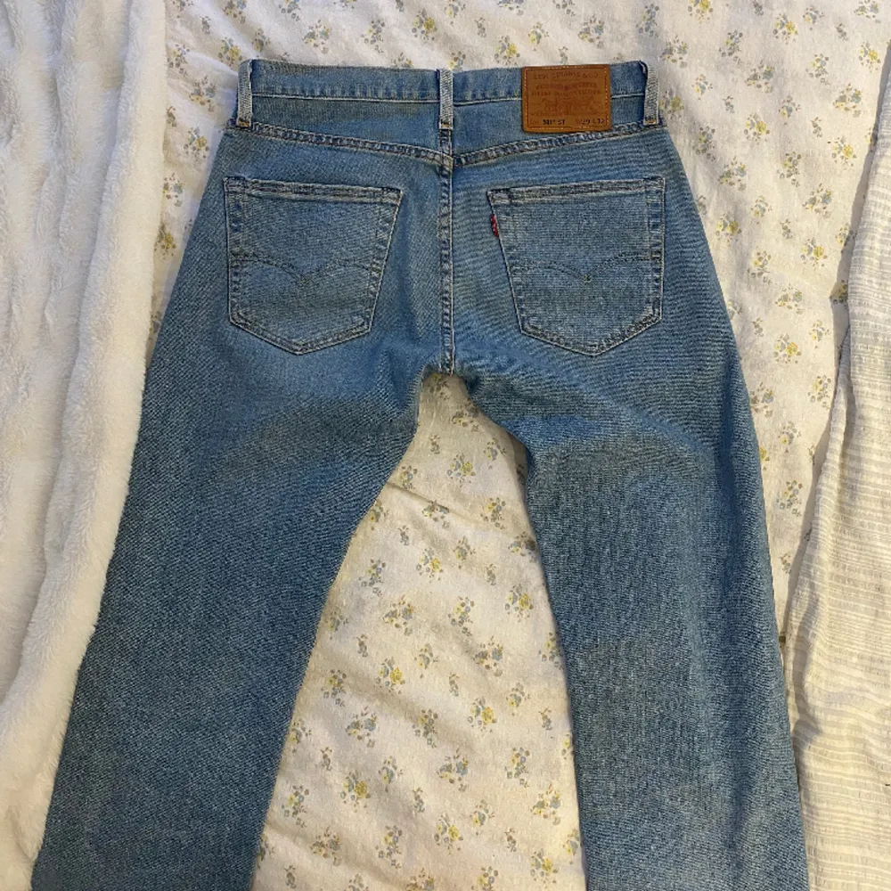 Säljer dessa superfina mid/low jeans från Levis🤗 Jag är runt 175 cm för referens. Köpta på second hand för något år sedan men kommer tyvärr inte till användning. Skriv privat vid frågor! Går bra att använda 