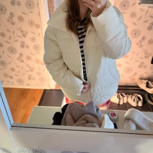 Jacka - Superfin vit dunjacka från Zara, nästan inte alls använd💗💗