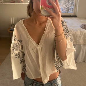 Zara blus - Säljer denna oanvända superfina blus från zara. I fint skick behöver bara strykas lite:) 💕